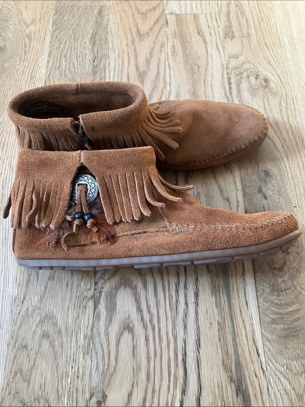 Minnetonka 527T Concho Feather Suede Boot Moccasin with Fringe Detail